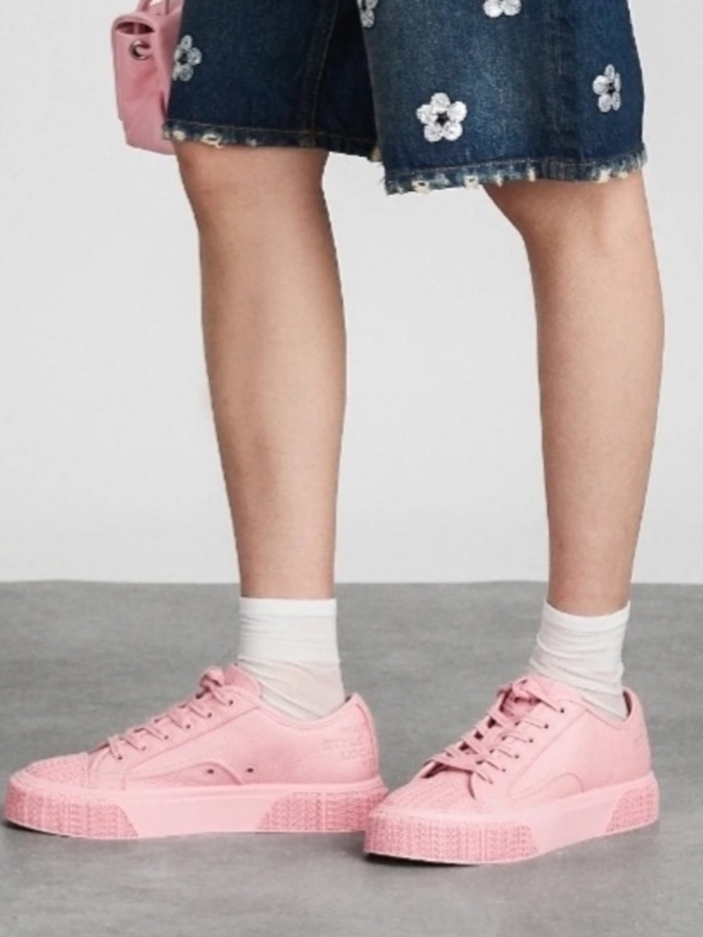Marc Jacobs Ribbon Pink 'The Leather' Low-top pebble-grained Lace Up Sneakers